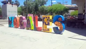 Renuevan letras de Nogales en la plaza Juárez