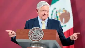 Anuncia AMLO aumento salarial para maestros del 10%