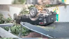 Abandonan autoridades vehículo accidentado en vivienda, acusan propietarios