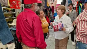 Dialoga Lety Amparano con ciudadano