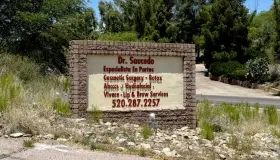 Acusan a conocido médico en Nogales, Arizona por abusos