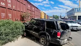 Arrolla tren a vehículo que quiso ganarle; resulta herido conductor