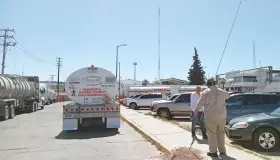 Continúa paro laboral de transportistas contra Pemex
