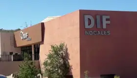 Rescatan a dos pequeños por abandono; tenían 5 días solos al lado de su abuela enferma