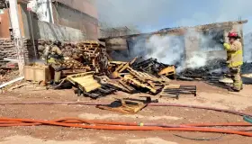 Destruye fuego taller de carpintería en la Colosio