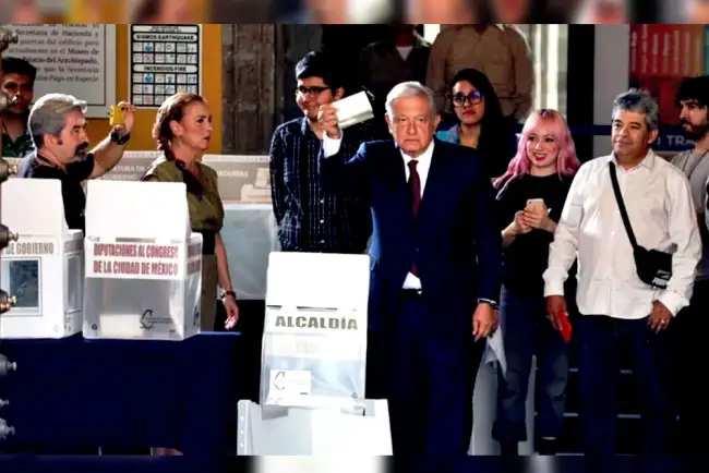 Vota AMLO y expresa “¡Ánimo!”