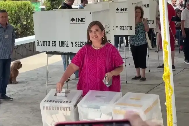 Vota Xóchitl Gálvez; espera más de dos horas en la fila