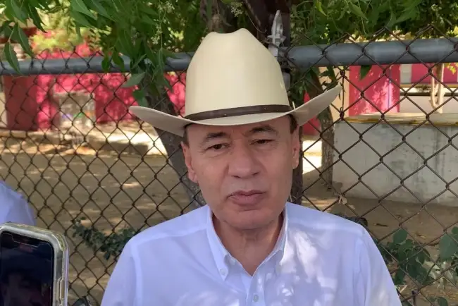 Acude gobernador de Sonora con familia a votar