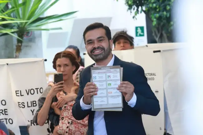 Jorge Álvarez Máynez vota tras 'cascarita' con su hijo