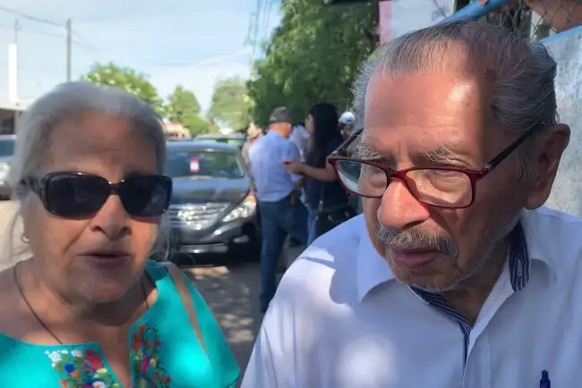 Acude pareja a votar juntos desde 1971