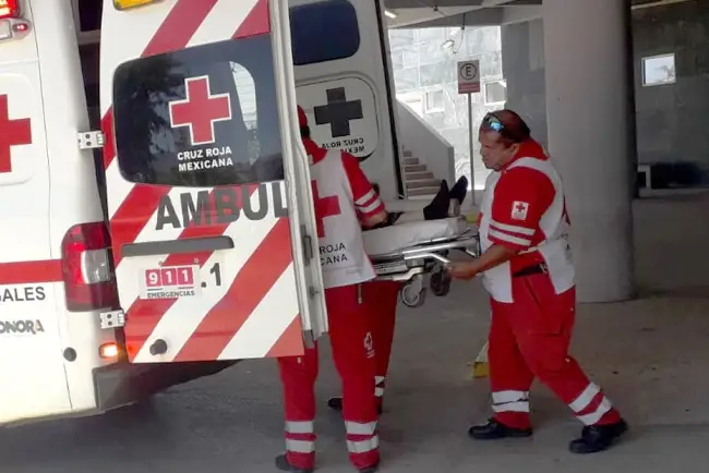 Recibe hombre fuerte descarga eléctrica