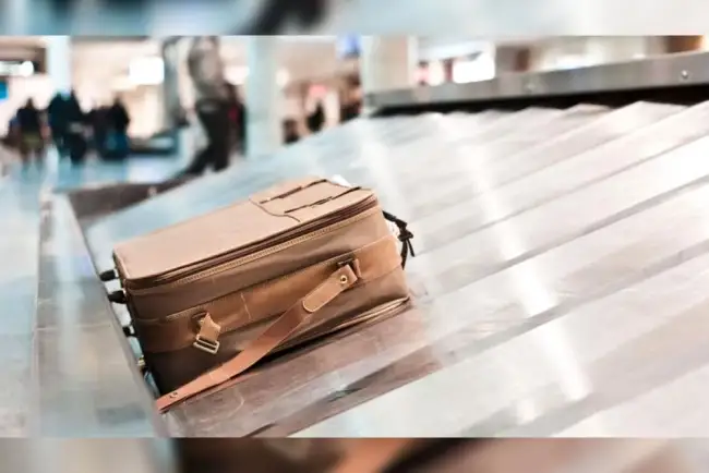 Encuentra pasajera su equipaje en la casa de un empleado del aeropuerto