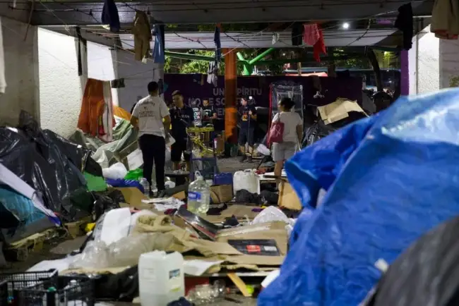 Niega AMLO endurecimiento de políticas migratorias tras desalojo de migrantes en plaza