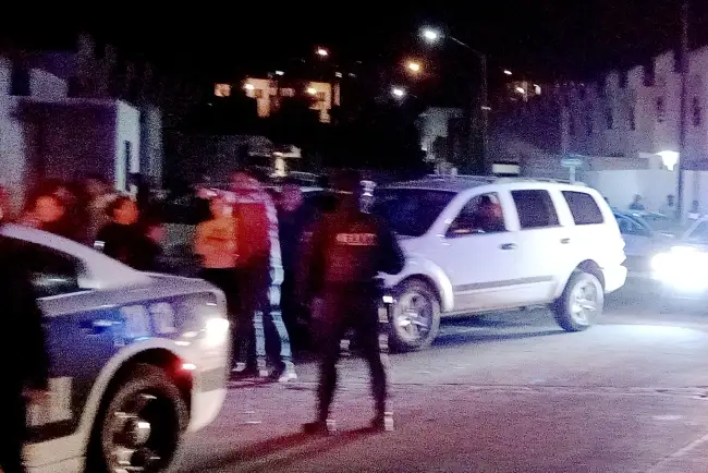 A punto pareja de ser alcanzados por proyectiles