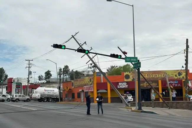 Derriban postes y quedan dos sectores de la ciudad sin energía