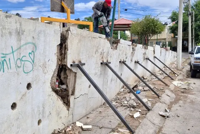 Derrumban barda por peligro de colapso