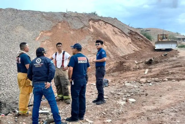 Moviliza fuerte incendio en basurero clandestino
