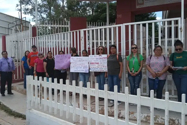 Maestros de secundaria en Nogales, Sonora, se manifiestan por despidos injustificados y hostigamiento laboral