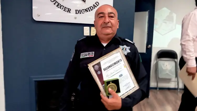 Premian al Policía del Mes de Abril