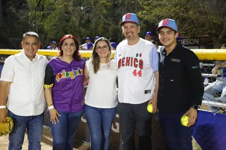 Asiste Azalia Guevara a inauguración de Copa Mundial de Softbol