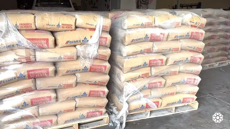 Benefician a familias nogalenses con sacos de cemento