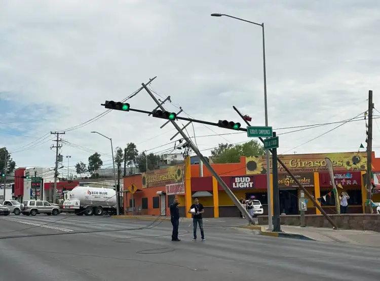 Derriban postes y quedan dos sectores de la ciudad sin energía