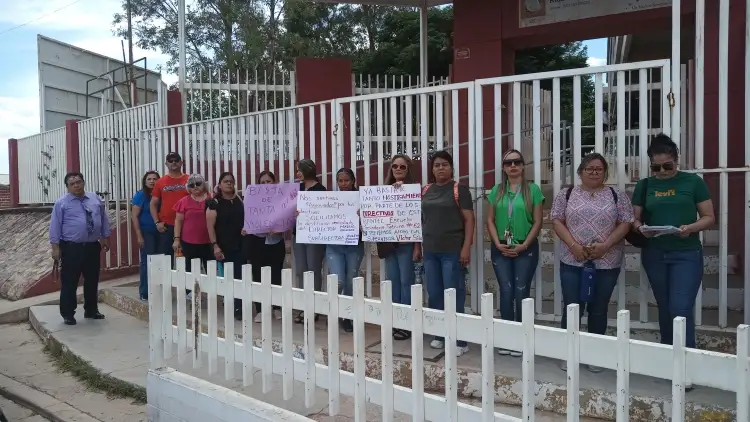 Maestros de secundaria en Nogales, Sonora, se manifiestan por despidos injustificados y hostigamiento laboral