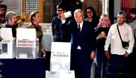 Vota AMLO y expresa “¡Ánimo!”