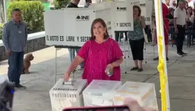 Vota Xóchitl Gálvez; espera más de dos horas en la fila