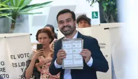 Jorge Álvarez Máynez vota tras 'cascarita' con su hijo