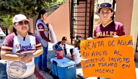 Aprovechan deportistas filas de votaciones para recaudar fondos