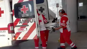 Recibe hombre fuerte descarga eléctrica