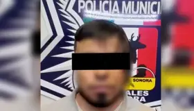 Arrestan a pareja de hombres; agreden a policías