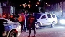 A punto pareja de ser alcanzados por proyectiles