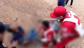 Intenta cruzar el tren en movimiento y se lesiona su pie