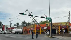 Derriban postes y quedan dos sectores de la ciudad sin energía