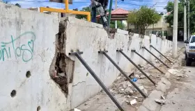 Derrumban barda por peligro de colapso