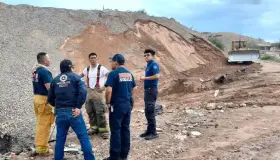 Moviliza fuerte incendio en basurero clandestino