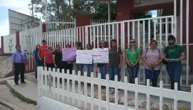 Maestros de secundaria en Nogales, Sonora, se manifiestan por despidos injustificados y hostigamiento laboral