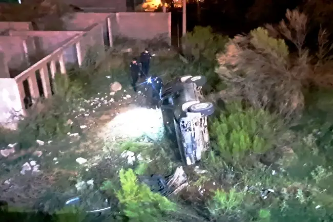 Deja volcadura de vehículo dos lesionados