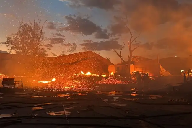 Incendio de grandes magnitudes destruye negocios en Nogales