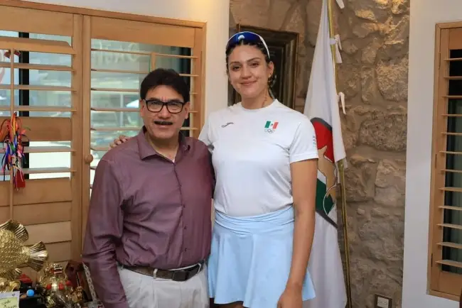Muestra Karina Flores con orgullo su medalla de bronce