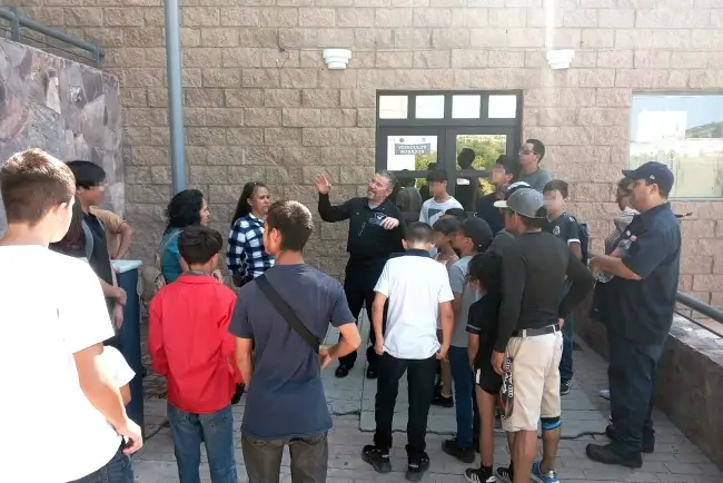 Visitan niños y adolescentes jefatura de Policía Preventiva