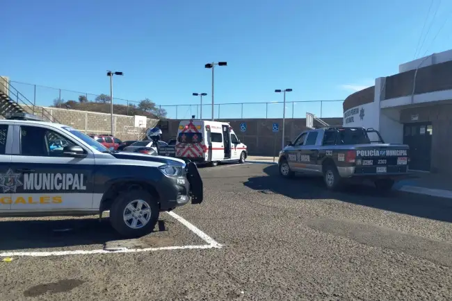 Lesionan a barbero dentro de su local