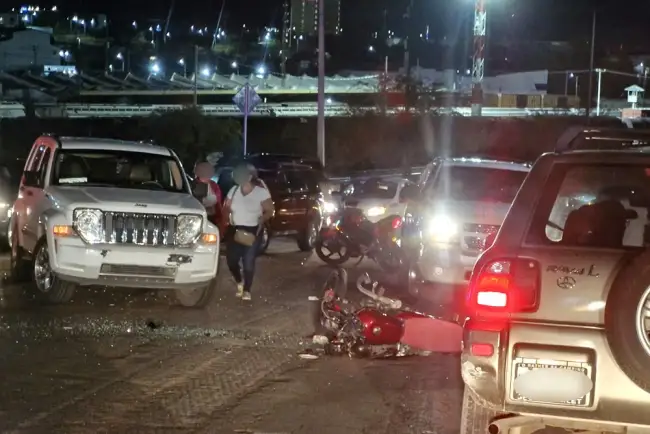 Detienen a mujer por provocar accidente de motociclistas
