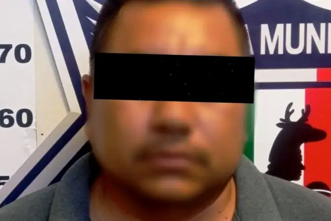 Conductor ebrio se pasa en rojo y se burla de oficiales