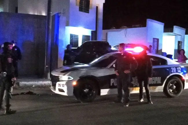 Sufre motociclista accidente con cables al circular por Casas Palenque