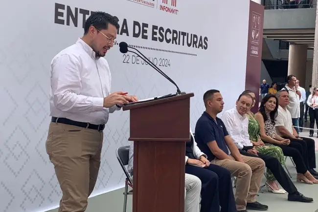 Beneficia Infonavit a 500 familias con las escrituras