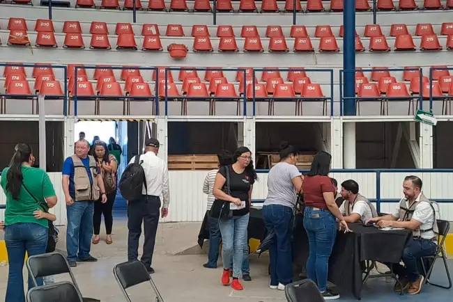 Inicia entrega de uniformes escolares