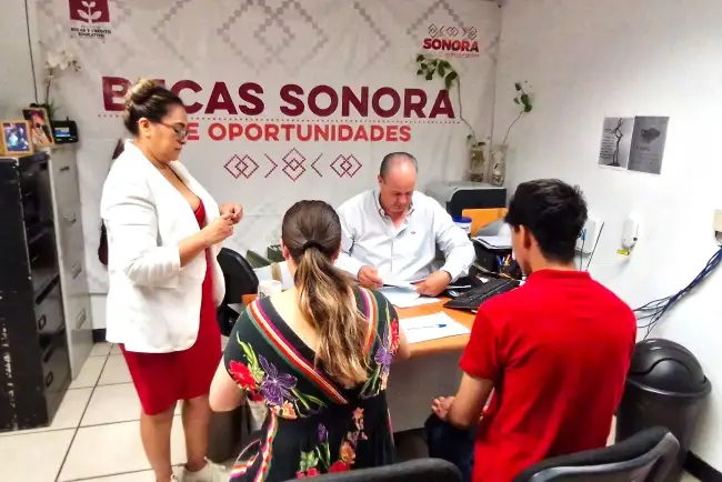 Entregan más de 800 becas universitarias